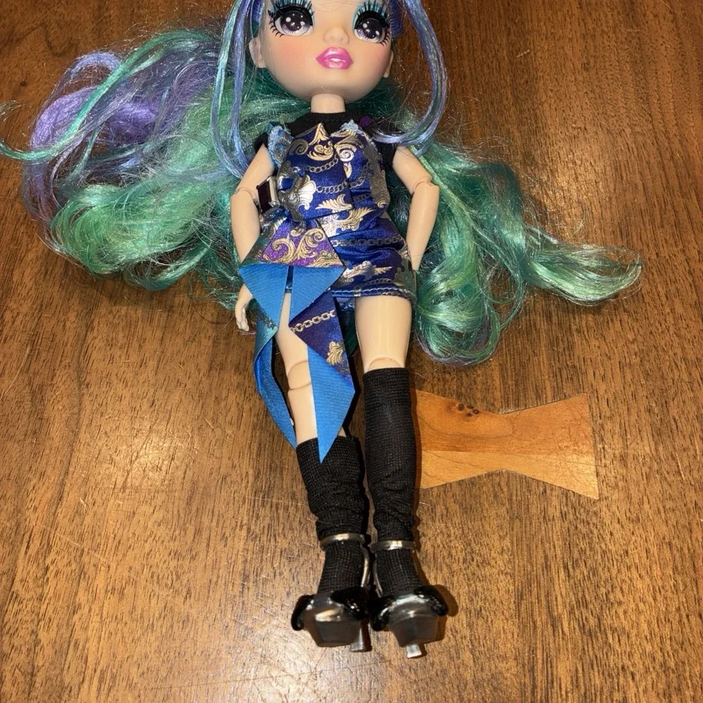 Rainbow High Junior High Holly De'Vious Doll Special Edition Collectible